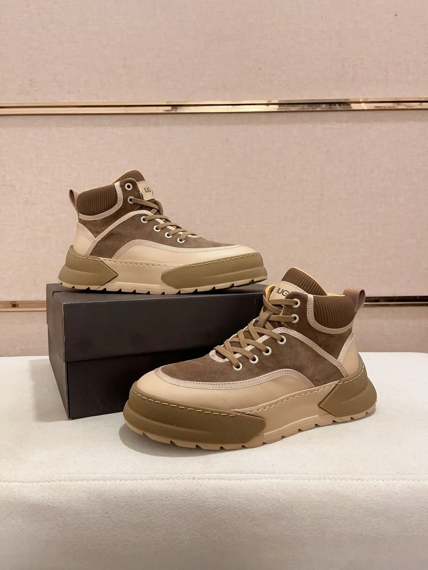 Factory Price: 380 Men's Men's Shoes💰North American Men's Shoes Ugg ☃️In the special sale of new high-quality men's shoes and snow boots in autumn and winter, the nemesis of extreme cold weather! Made of cowhide leather, merino wool lining, and original outsole, whether driving, outdoor or daily wear, there is always one that suits you! Code number 39-44